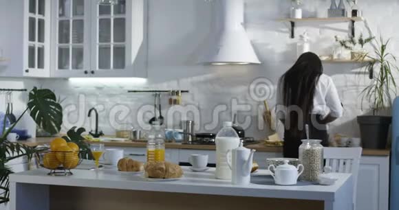 丈夫和妻子一起在厨房吃早餐视频的预览图
