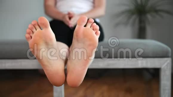 女人展示和触摸她的脚腿和脚踝视频的预览图