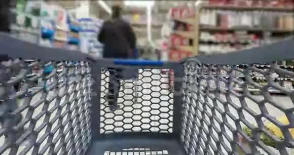 男人在超市做功课视频的预览图