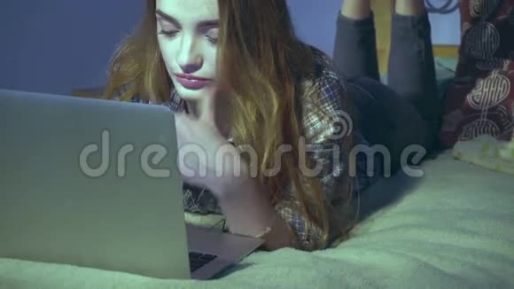 带着笔记本电脑躺在床上的女孩视频的预览图