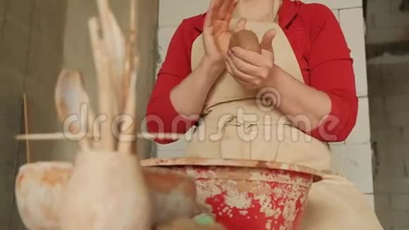 在制作陶轮前特写女性手滚动粘土球视频的预览图