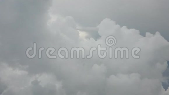 在云层中飞行视频的预览图