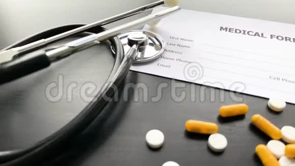 医疗账单黑色桌子上的彩色药丸和胶囊药房主题胶囊药丸与药物抗生素视频的预览图