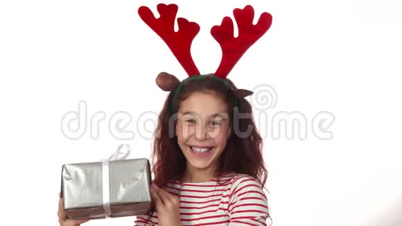 令人难以置信的幸福女孩展示了她的新年礼物视频的预览图