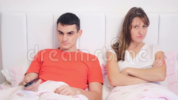 年轻夫妇因为电视吵架视频的预览图