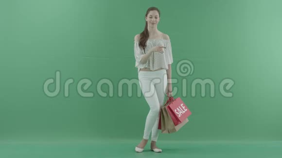 在虚拟环境中使用带有绿色屏幕包的触摸屏的迷人女性视频的预览图