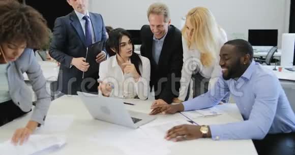 一群商界人士在办公室开会时为取得好成绩而欢呼雀跃成功的团队讨论视频的预览图