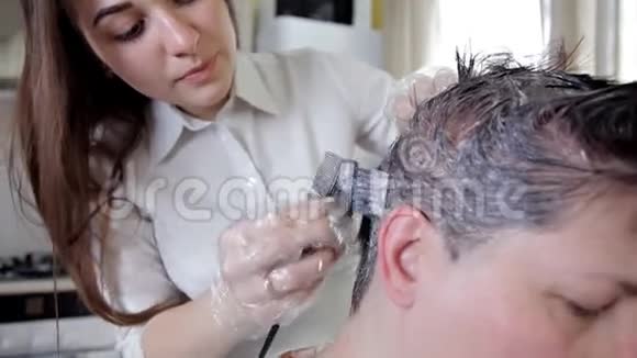 专业美发师发型师染发女客户美与时尚的概念视频的预览图