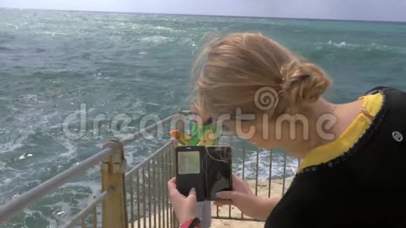 妈妈拍了孩子看海的手机照片罗什哈尼克拉视频的预览图