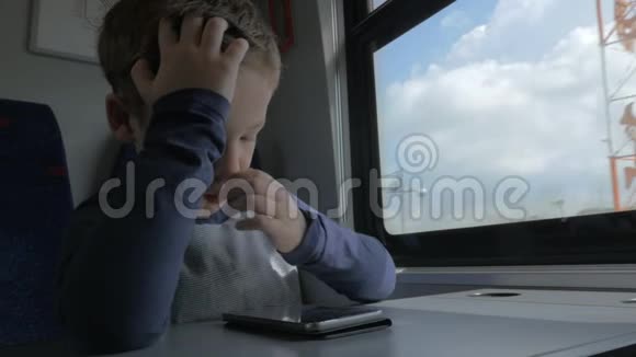 在火车上带手机的无聊孩子视频的预览图