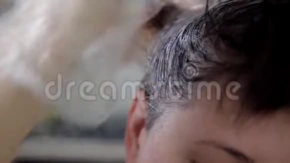 专业美发师发型师染发女客户美与时尚的概念视频的预览图