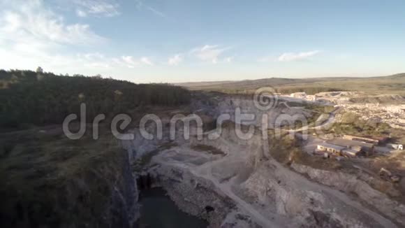 山坡上的采石场空中观景无人机视频的预览图