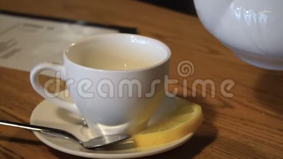 茶点把水果茶倒进杯子里自助餐厅4k桌上的白色杯子视频的预览图