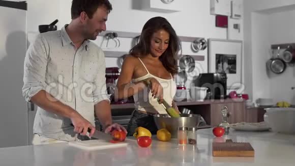 女人和男人一起在厨房做饭家人在家做饭在厨房做饭4KUHD视频的预览图