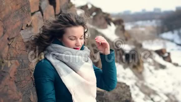 城郊山中冬日飘逸的姑娘视频的预览图