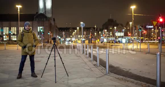 夜间街道的时间推移与男子拍摄视频芬兰赫尔辛基视频的预览图