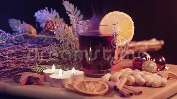 热气腾腾的酒是完美的圣诞大餐视频的预览图