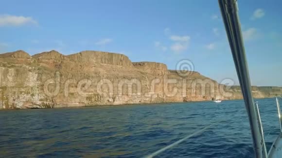 加那利岛海岸的景色前面有漂亮的白色游艇视频的预览图