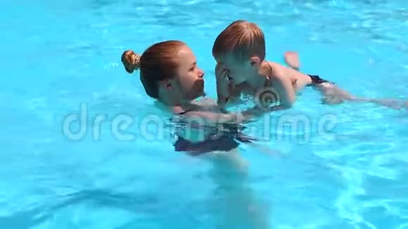 母亲和儿子在游泳池里玩得很开心视频的预览图