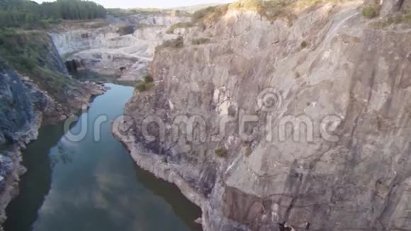 山坡上的采石场无人机视频的预览图