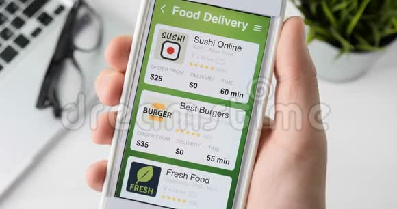 在智能手机上使用送餐应用程序订购披萨视频的预览图