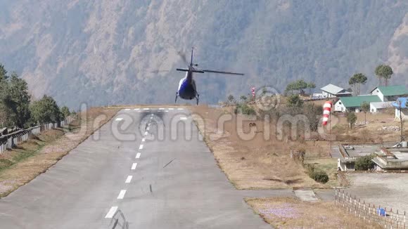 直升机起飞卢卡喜山脉4k视频的预览图