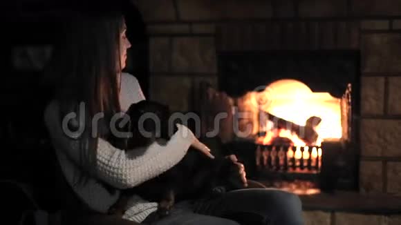 不错的女人在家抱狗视频的预览图