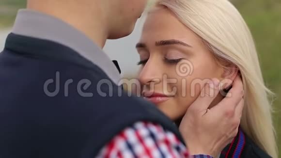 男人拥抱他的爱人亲吻她的额头视频的预览图