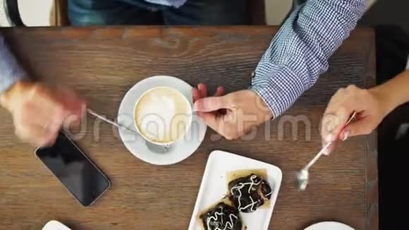 新鲜出炉的蓝莓松饼放在乡村的环境中牛奶和咖啡放在桌子上上面用咖啡空间拍摄视频的预览图