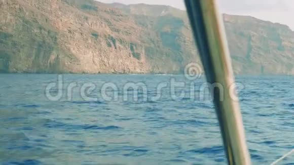 一群人乘坐喷气式滑雪板靠近加那利岛的克利菲海岸从帆船上观看视频的预览图