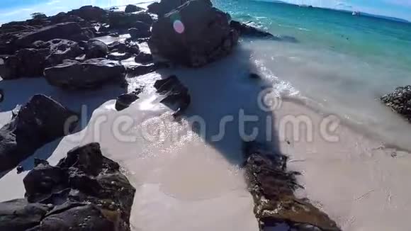 在海滩上漫步走进大海的相机锅视频的预览图