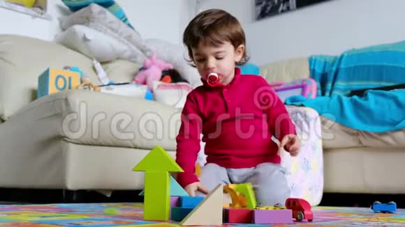 愤怒的婴儿在建构积木游戏中失败儿童的反应情绪管理视频的预览图