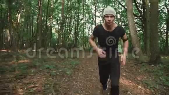 那个在森林里奔跑的人4K视频的预览图