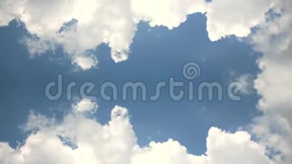 夏日的蓝天伴着美丽的积云具有反射效果的快速延时视频的预览图