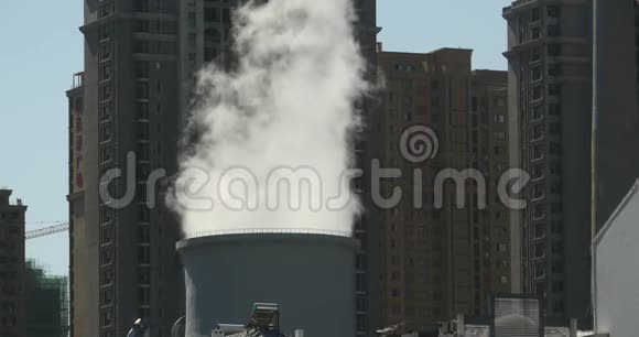 工业烟囱排放的4K烟雾城市建筑背景视频的预览图