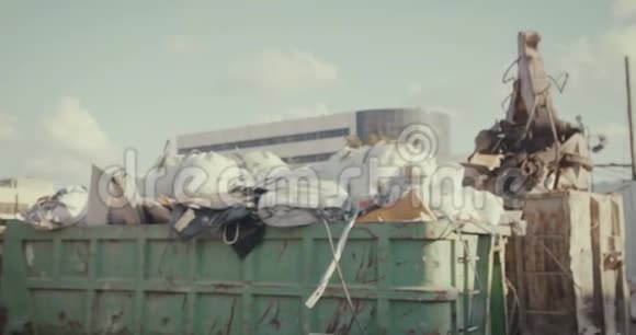 拯救地球站在巨大的垃圾场旁边的小孩举着标语视频的预览图