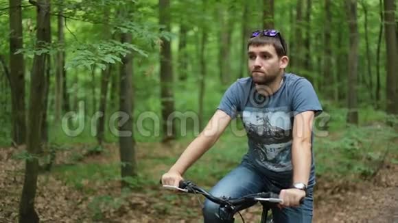 骑自行车的人找路视频的预览图