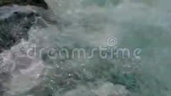 山涧的融水形成泡沫视频的预览图