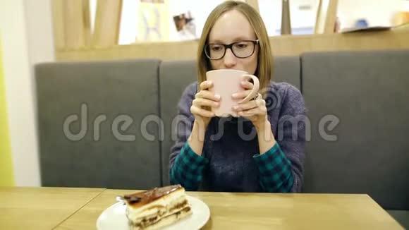 消极情绪面部表情戴眼镜的小女孩不喜欢喝茶她很生气想要一个视频的预览图