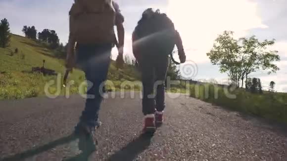 带背包的儿童旅行者在山上后面的景色两个小女孩去野营视频的预览图