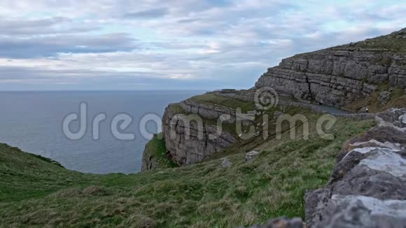 从威尔士悬崖上看到的爱尔兰海上空的戏剧性云视频的预览图