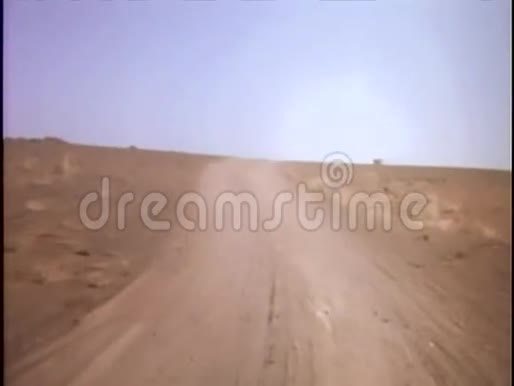 从沙漠中的汽车驾驶来看视频的预览图