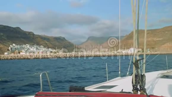 从帆船上观赏莫干港的小镇和码头视频的预览图