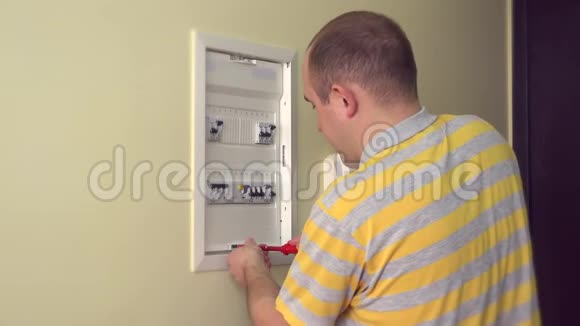 人在自己的客厅工作到电气断路器4K视频的预览图