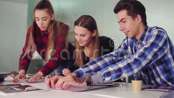 一群年轻的室内设计师团队一起在创意办公室工作年轻的专业人士坐着画草图视频的预览图