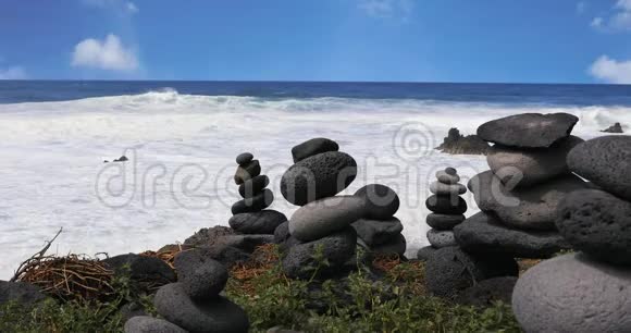 海洋背景下的石头平衡视频的预览图