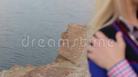 海上悬崖边的男女剪影视频的预览图