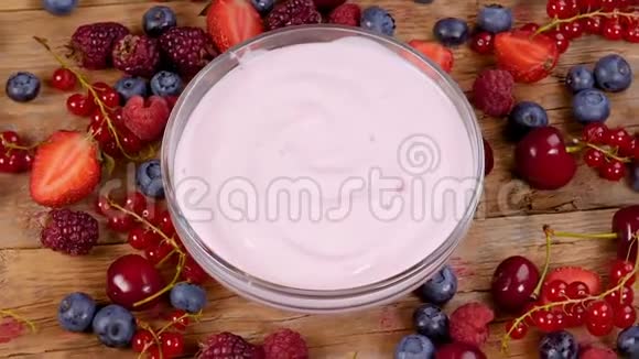 早餐的森林水果掉落在酸奶中视频的预览图