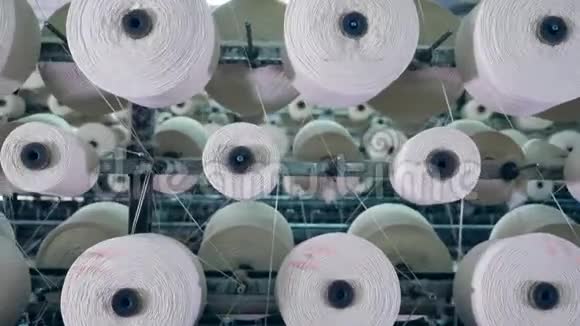 裁剪织机与旋转缝纫卷筒纺织厂设备视频的预览图
