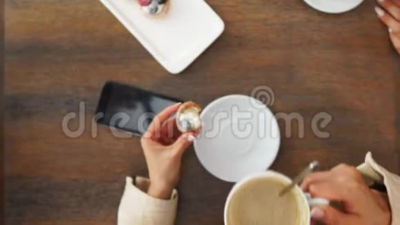 新鲜出炉的蓝莓松饼放在乡村的环境中牛奶和咖啡放在桌子上上面用咖啡空间拍摄视频的预览图